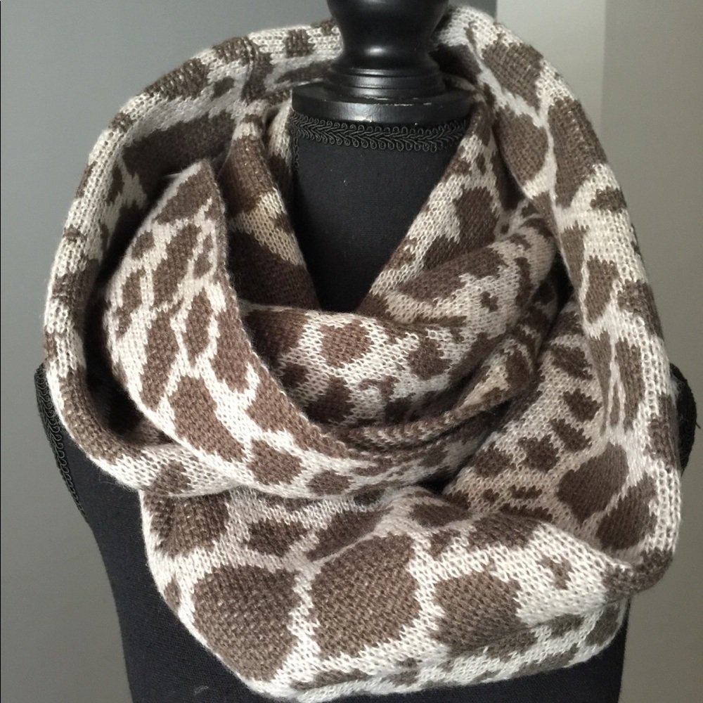 Tahari Infinity Scarf Leopard Print Animal Print Taupe Cream Normcore Outerwear